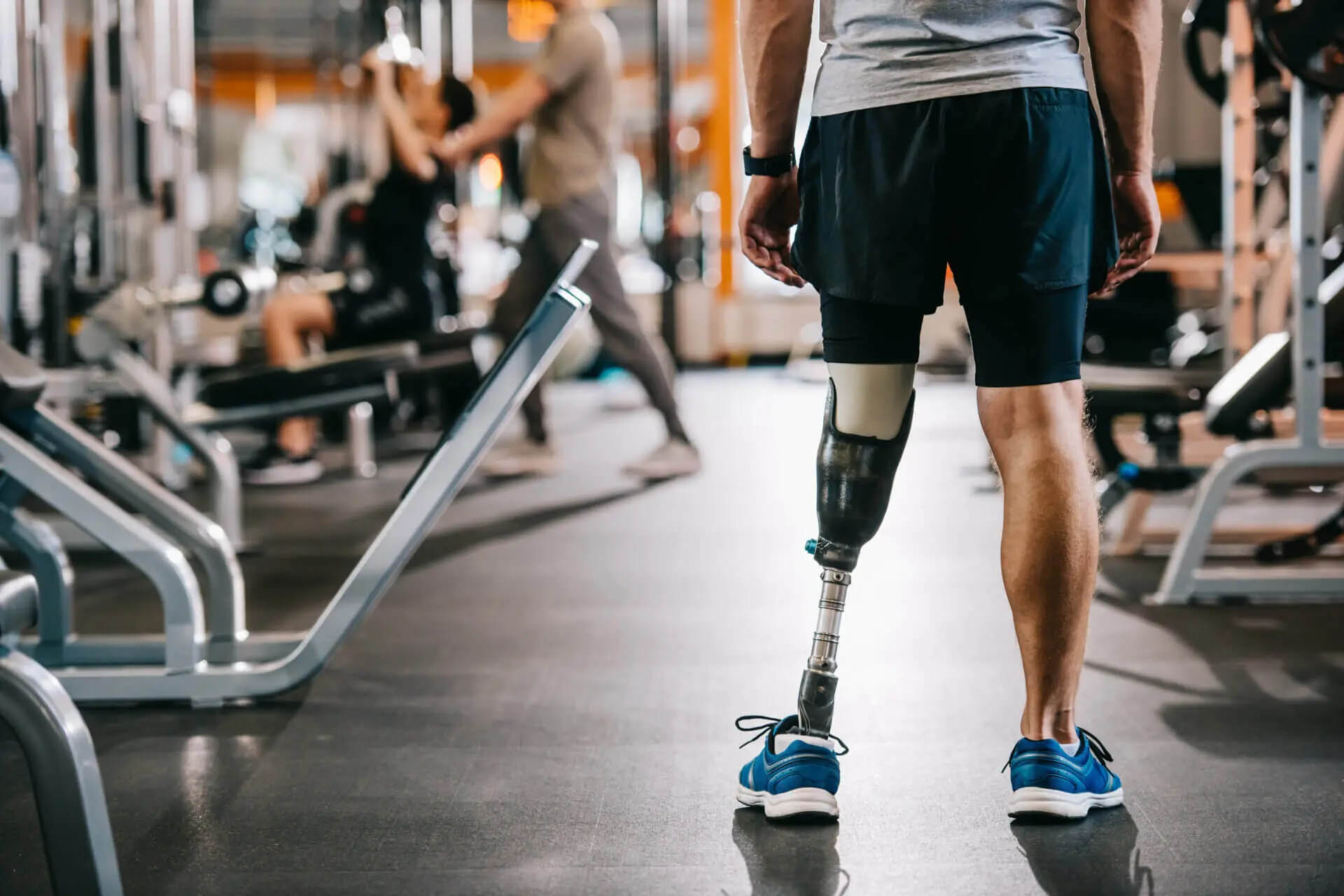 Person with prosthetic leg in a gym